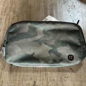 *Rare* NWT Heritage Camo Dark Olive lululemon Everywhere Belt Bag